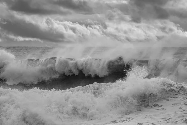Μαύρα Και Άσπρα Κύματα Καταιγίδας Βόρεια Ακτή Της Πορτογαλίας Μετατρέπεται — Φωτογραφία Αρχείου