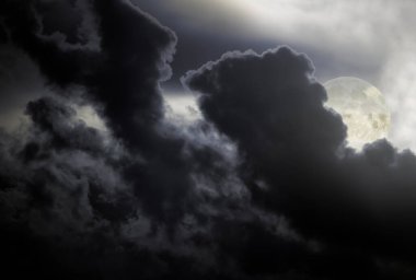 Dolunay geceleri kalın bulutların arkasına bakmak