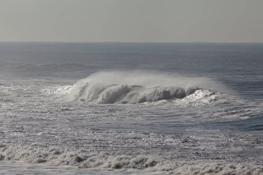 Spreyle rüzgarlı dalgalar.
