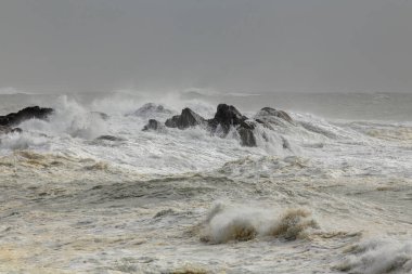 Fırtınalı dalgalar tarafından taşan deniz kayaları. Kuzey Portekiz kayalık kıyıları.