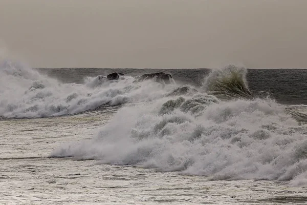 荒海だ ポルトガル北部の岩場海岸 — ストック写真