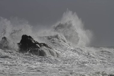 Fırtınalı dalgalar tarafından taşan deniz kayaları. Kuzey Portekiz kayalık kıyıları.