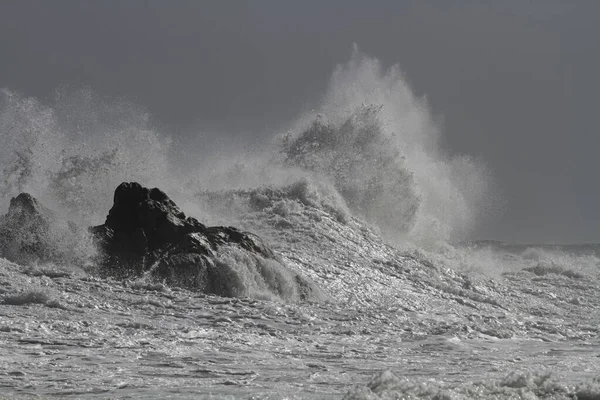Sea Boulder Flooded Stormy Waves Northern Portuguese Rocky Coast — Foto Stock