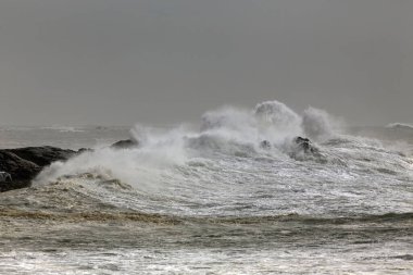 Fırtınalı dalgalar tarafından taşan deniz kayaları. Kuzey Portekiz kayalık kıyıları.