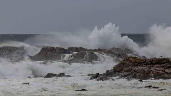 Grosse Vague Orageuse Côte Rocheuse Portugaise Nord — Photo