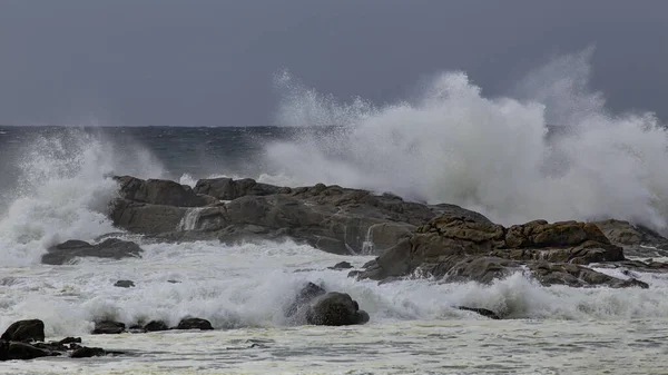 Büyük Fırtınalı Deniz Dalgası Sıçraması Kuzey Portekiz Kayalık Kıyıları — Stok fotoğraf