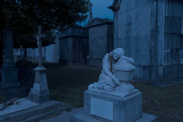 Статуя Печальной Женщины Старого Европейского Кладбища — стоковое фото