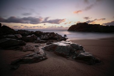 Alacakaranlıkta güzel kayalık plaj. 