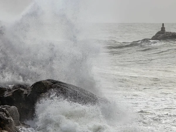 Τεράστιο Κύμα Καταιγίδας Βόρεια Βραχώδης Ακτή Της Πορτογαλίας — Φωτογραφία Αρχείου