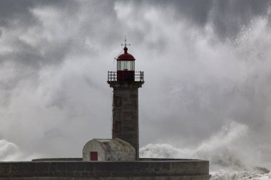 Büyük fırtınalı dalgalar sıçrama ve sprey oporto eski deniz feneri üzerinde