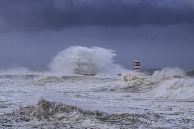 Douro nehri ağzı kış fırtınası sırasında, Porto, Portekiz 'in kuzeyinde..