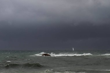 Deniz ve gökyüzü renkleri önce yağmur ve fırtına. Kuzey Portekiz kıyısında.
