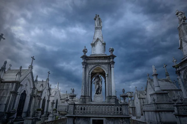 Ancien Cimetière Eurpopéen Contre Ciel Nuageux Dramatique — Photo