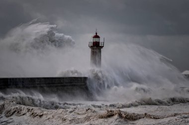Oporto eski deniz feneri, siklonik rüzgarlar ile fırtınalı bir sabah Douro nehir ağzı üzerinde dalgalar büyük deniz.