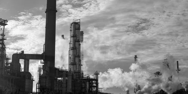Część Wielkiej Rafinerii Ropy Naftowej Środku Pary Błękitnym Niebem Chmurami — Zdjęcie stockowe