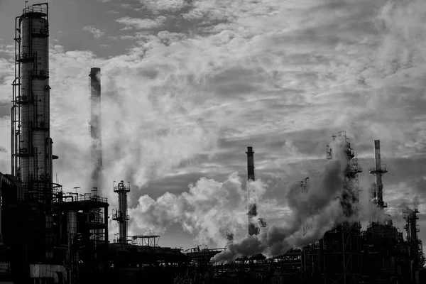 Miękka Podświetlana Rafineria Ropy Środku Chmur Pary Przelicz Czerń Biel — Zdjęcie stockowe