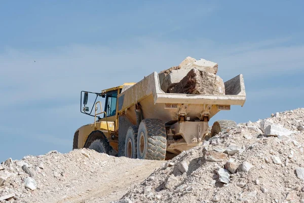 Levhalarla dolu bir mermer çıkarma madeninden ağır yük kamyonu..