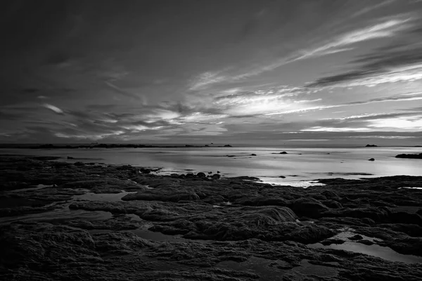 Інфрачервоний Скелястий Пляж Сутінках Довготривалий Час Чорно Білий — стокове фото