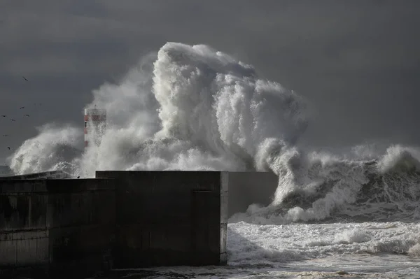 Grandi Onde Del Mare Tempestose Sul Molo Faro Con Grandi — Foto Stock