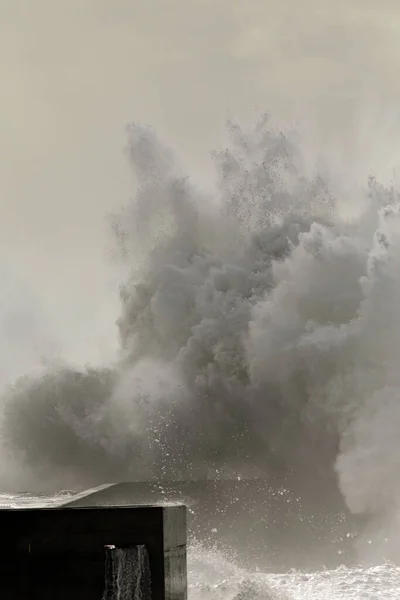 Große Stürmische Welle Spritzt Und Sprüht Interessantes Licht Gefiltert Durch — Stockfoto