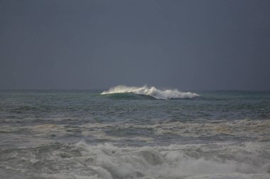 Whit okyanus dalgası. Kış boyunca kuzey Portekiz kıyıları.