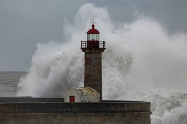 Douro Nehri ağzında büyük dalgalarla fırtınalı deniz, Porto, Portekiz.