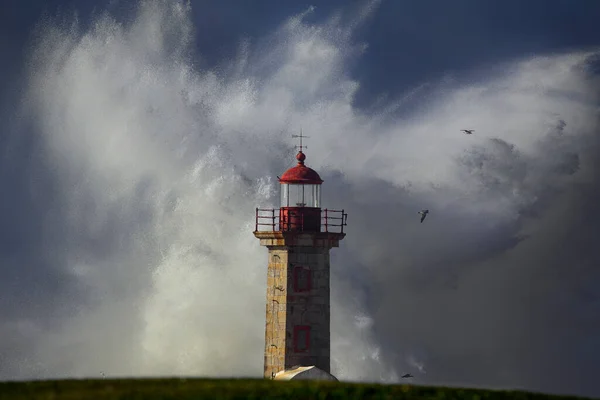 嵐の波のスプラッシュ ポルトガルのポルト ドゥロ川の河口 — ストック写真