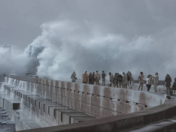 Porto Portugal Décembre 2015 Les Gens Regardent Tempête Dans Embouchure — Photo