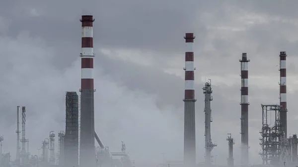 Onderdeel Van Een Grote Olieraffinaderij Midden Smog — Stockfoto