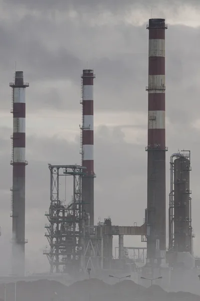 Parte Uma Grande Refinaria Petróleo Meio Névoa — Fotografia de Stock