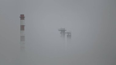 Petrol rafinerisi çıtırları sisin ortasında. Panorama.