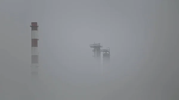 Olie Raffinaderij Chimeys Het Midden Van Smog Panorama — Stockfoto