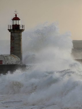 Oporto eski deniz feneri fırtına sırasında nem, sprey ve büyük dalga sıçraması görüyordu..