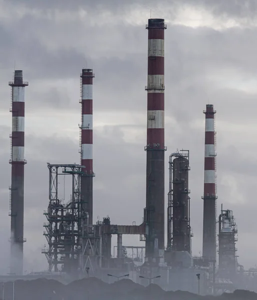 Camini Della Raffineria Petrolio Nel Mezzo Dello Smog — Foto Stock