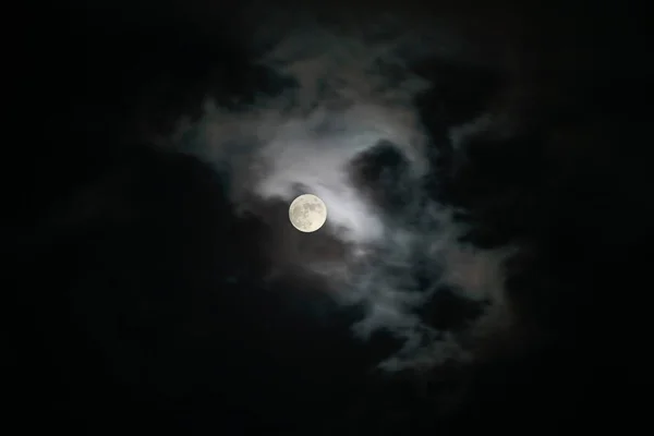 Bulutlu Bir Gecede Yükselen Dolunay — Stok fotoğraf