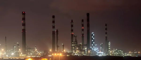 Parte Uma Grande Refinaria Petróleo Noite — Fotografia de Stock