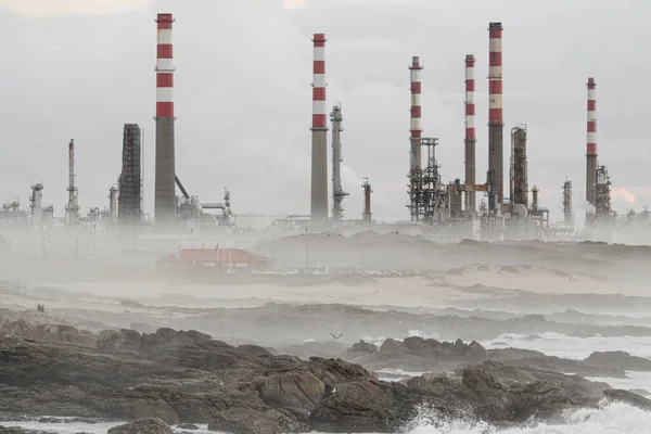 Oil Refinery Sea Evening Mist — Stockfoto