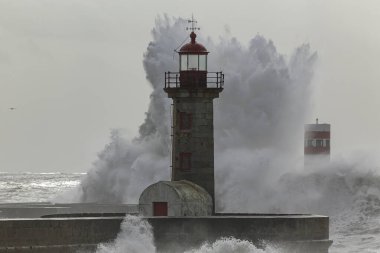Büyük dalga sıçrama detayı, Douro nehir fenerleri ve rıhtımları, Porto, Portekiz.