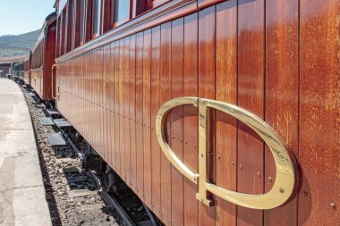 Regua, Portekiz - 25 Temmuz 2009: Güzel ahşap arabalarıyla eski buhar treni