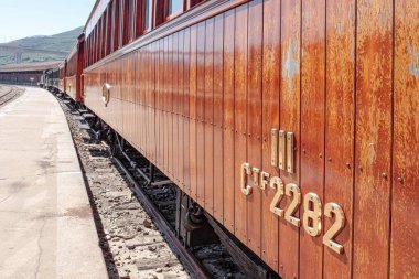 Regua, Portekiz - 25 Temmuz 2009: Güzel ahşap arabalarıyla eski buhar treni