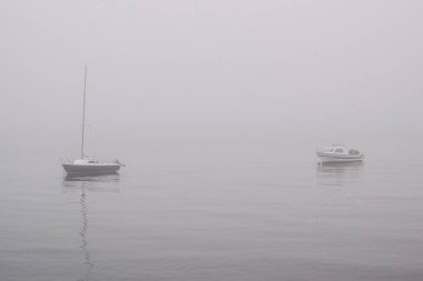 Sisli bir şafakta küçük tekneler. Douro Nehri, Portekiz 'in kuzeyi..