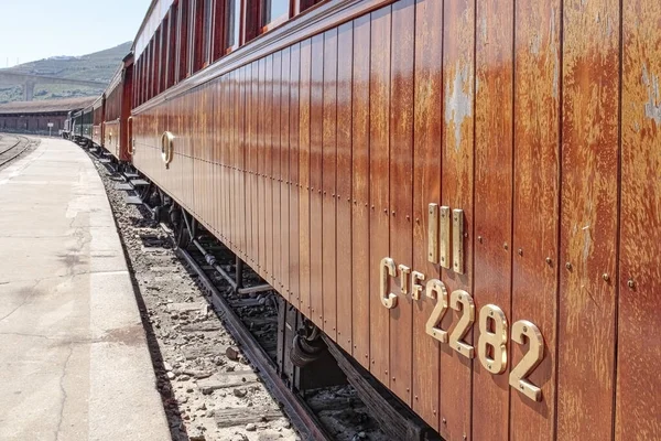Regua, Portekiz - 25 Temmuz 2009: Güzel ahşap arabalarıyla eski buhar treni