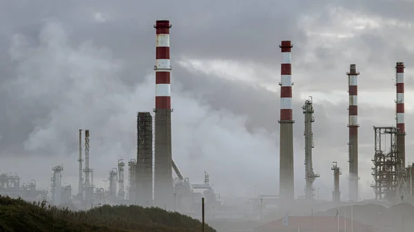 Chimeys Refinaria Petróleo Meio Nevoeiro Panorama — Fotografia de Stock