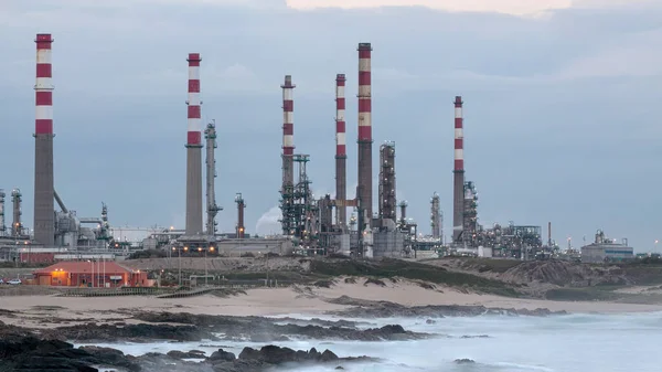 Deel Van Een Grote Olieraffinaderij Aan Zee Bij Zonsopgang — Stockfoto