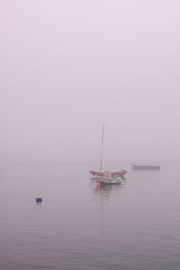 Sisli bir şafakta küçük tekneler. Douro Nehri, Portekiz 'in kuzeyi..