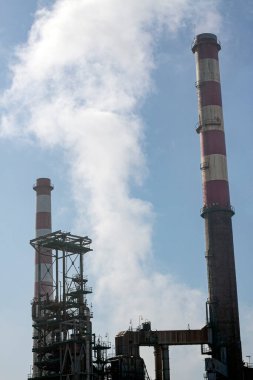 Petrol rafinerisi bacaları duman görüyor