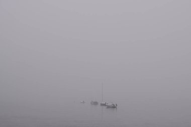 Sisli bir şafakta küçük tekneler. Douro Nehri, Portekiz 'in kuzeyi..