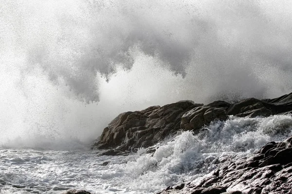 Enormi Spruzzi Onda Tempestosa Costa Rocciosa Del Portogallo Settentrionale — Foto Stock