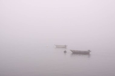 Sisli bir şafakta küçük tekneler. Douro Nehri, Portekiz 'in kuzeyi..