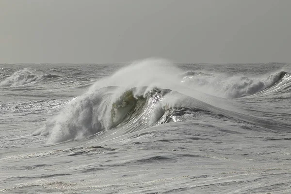 Sonnige Breaking Wave Mit Windspray — Stockfoto